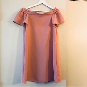 Off-shoulder pink short dress